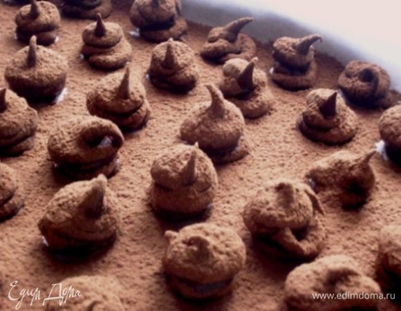 Обсыпать конфеты какао порошком со всех сторон.