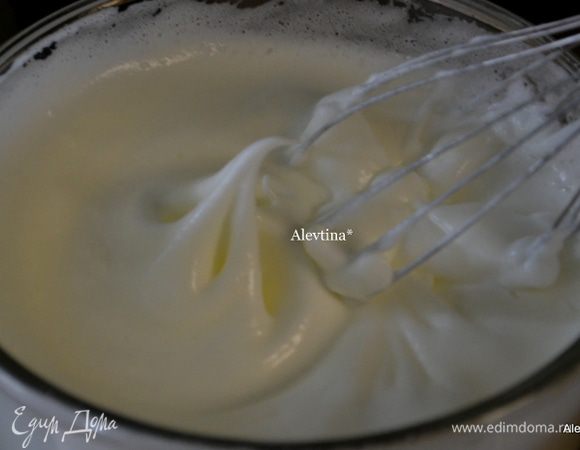 Взбить белки на высокой скорости до мягких пиков. Добавить 1/3 стакана сахара. Взбить все вместе.