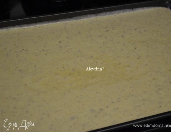 Вылить готовое тесто на противень приготовленный, лопаткой распределить по противню. Поставить в разогретую духовку на 10 мин.
