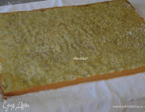 Приготовить полотенце, сверху присыпать сахарной пудрой. Готовый бисквит из духовки аккуратно переложить на полотенце и снять бумагу. Скатать аккуратно помогая полотенцем тесто в рулет и оставить остывать в нем.