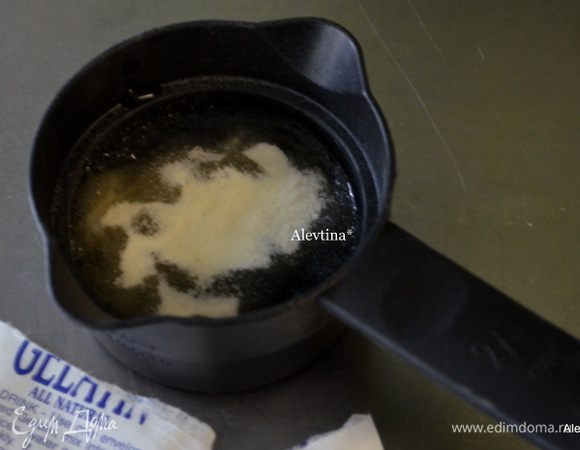 Желатин смешаем с 3 стол.л холодной водой и оставим на 2 мин.
