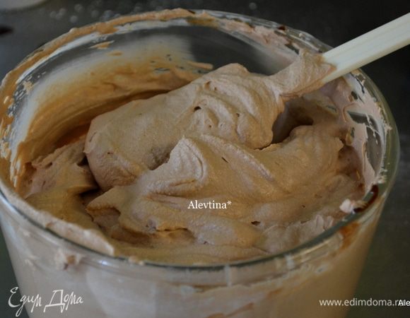 Взбить густые сливки на средней скорости. Добавим сахар 1/3 стакана, взбиваем до мягких пиков. Затем растопленный охлажденный шоколад 2/3 стакана, перемешаем.