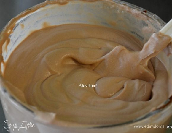 В горячую воду ¼ стакана добавим желатин разбухший. Перемешаем и добавим в взбитые сливки с шоколадом. Закрыть пленкой и поставить в холодильник на 4 часа или 2 дня, если делать заранее.