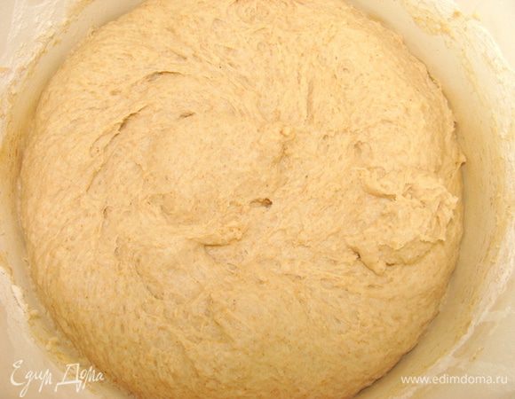 Дрожжи и сахар развести в теплом молоке. Маргарин растопить, немного остудить, смешать с подошедшими дрожжами. Добавить просеянную муку и соль, замесить тесто. Оно хорошо отходит от посуды и рук. Дать тесту подойти втрое, обмять и дать подойти еще раз. Данное количество теста расчитано на два изделия.