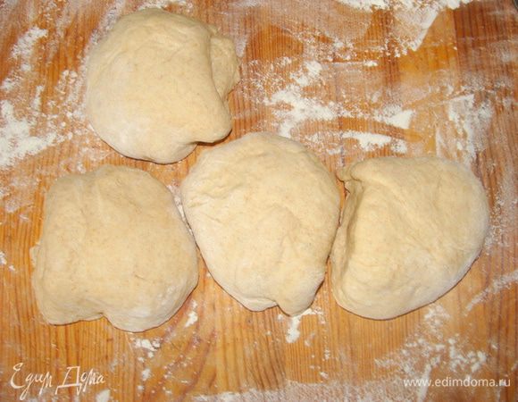 Взять половину теста, разделить ее на 4 части.