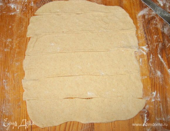 Взять одну часть, раскатать в прямоугольник.