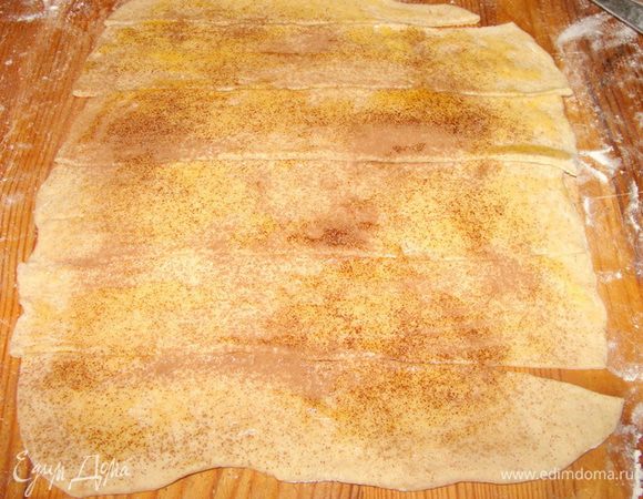 Помазать растопленным маргарином, посыпать какао через ситечко. Порезать на части. Они должни быть размером примерно в половину глубины формы.