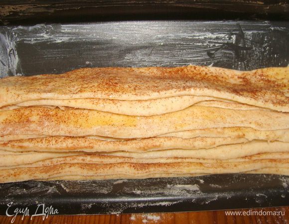 Форму смазать маргарином, поставить на ребро. Аккуратно выложить нарезанные пластинки теста друг на друга.