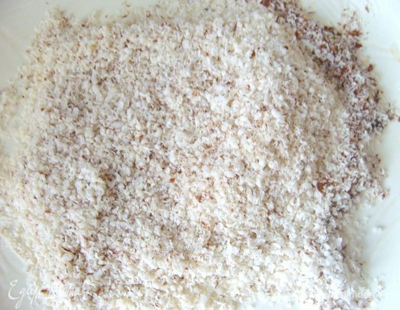 Миндаль натереть на терке. Можно измельчить в блендере.