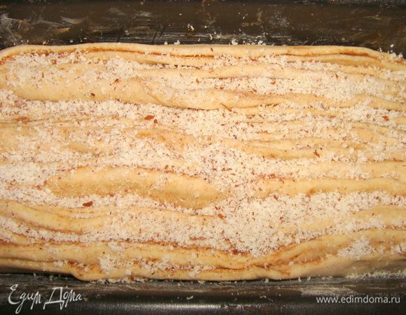 Перевернуть форму для хлеба. Распределить пласты равномерно. Сверху посыпать миндальной мукой. Поставить подойти в теплое место, накрыв полотенцем.