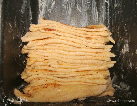 Второй хлебушек, я сделала более традиционным способом (для хлеба этого вида). Форму надо поставить вертикально на ребро и пластинки теста порезать по нужному размеру. В этом варианте, я использовала корицу для посыпки вместо какао.