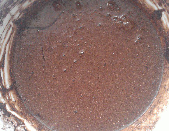 Добавляем какао, соль и смешиваем. 