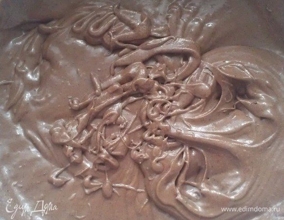 Постепенно добавляем муку и все тщательно перемешиваем.