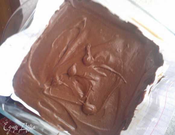 Разделяем тесто на 2 части, 4 часть отделяем. Оставшуюся массу выкладываем в форму, заранее застеляную бумагой и смазанную маслом. Разравниваем массу.