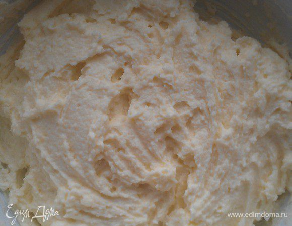 Творог комнатной температуры смешиваем с сахаром, яйцом и ванилином. Тщательно перемешиваем. 