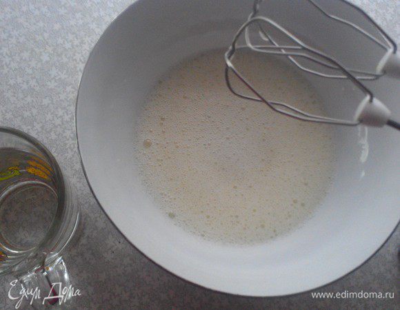 Отделяем белки от желтков. Белки взбиваем до появления пены.