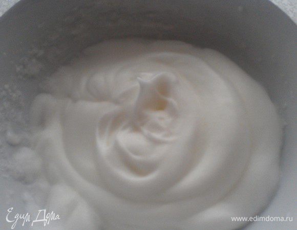 Добавляем охлажденную воду. Взбиваем до пиков.