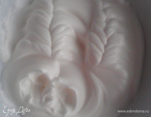 Постепенно добавляем сахар и взбиваем до пиков.