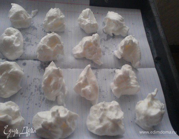 Выкладываем на противень при помощи кондитерского мешка, ну или в моем случае при помощи ложки полученную массу.