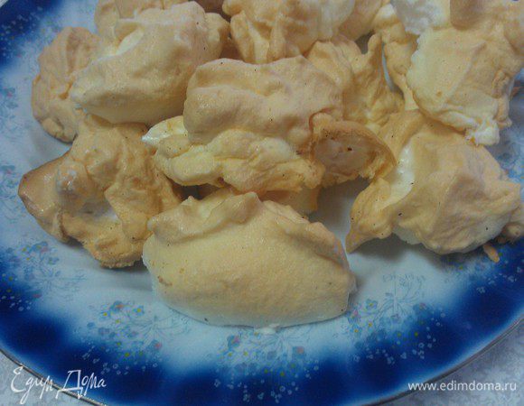 Выпекаем в духовке в течении 15 минут при температуре 180 градусов. Постепенно снижаем температуру до 100 градусов и выпикаем пол часа. Даем массе остынуть. 
Десерт готов. Приятного аппетита.