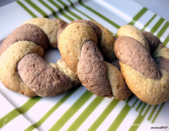 Готовое тесто достать из холодильника.
Первый вид печенья - двухцветные кольца.
Все просто: из двух видов теста делаем жгутики толщиной с палец, переплетаем их и соединяем в кольцо.