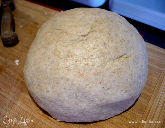 Замешиваем тесто. Я использовала комбайн. Просто смешала 300 г муки с оливковым маслом, солью, лимонным соком и водой и постепенно ввела 3 ст.л. муки. Тесто перестает липнуть к рукам и становится мягким и эластичным. Смазываем его оливковым маслом и оставляем в миске под пленкой отдохнуть на час.