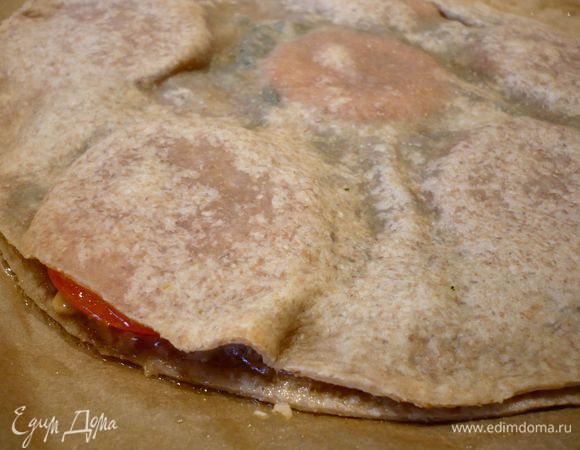 Затем достаем наш пирог, смазываем маслом верхний слой, на него укладываем начинку, т.е. пармезан, орешки, шпинат и помидоры, и снова закрываем смазанным маслом пластом теста. При этом помним, что сторона, смазанная маслом должна лежать на начинке. Снова ставим в духовку на 10 минут.