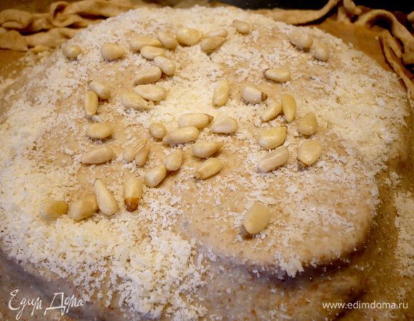 Эту процедуру повторяем до тех пор, пока не будет использована вся начинка. Последний слой не смазываем маслом, а только посыпаем пармезаном и целенькими орешками.