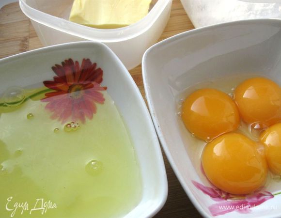 Белки отделить от желтков.