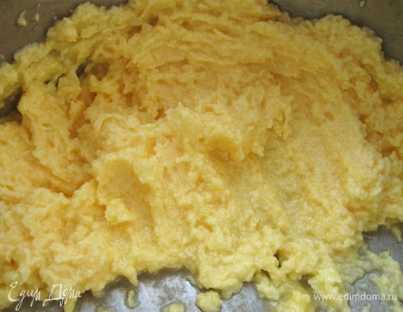 Масло тщательно взбить с 30 г сахарной пудры  и желтками.