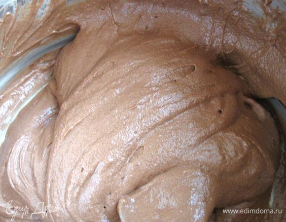 Добавить муку к желткам, перемешать, добавить 20 г порошка какао и половину взбитых белков. Все хорошо перемешать.Оставшиеся белки аккуратно примешать к массе деревянной лопаточкой.