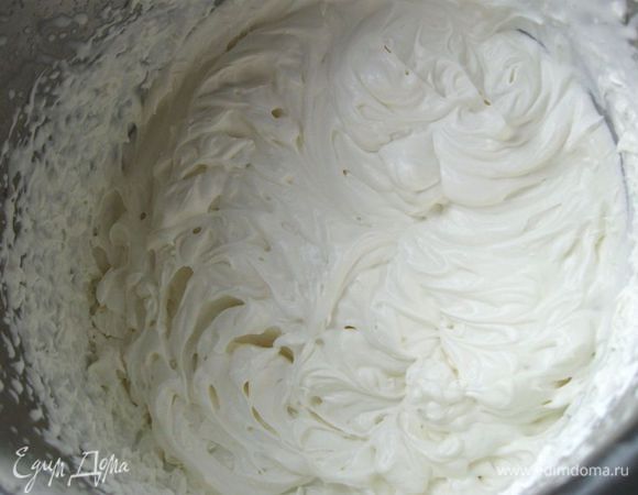 Шоколад поломать на кусочки. На водяной бане растопить шоколад. Сливки взбить с 40 г сахарной пудры. 