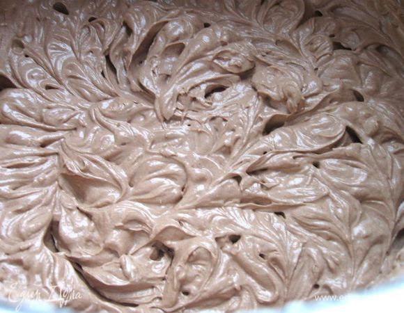 Растопленный шоколад разделить на две неравные части, к каждой примешать по частям 400 г взбитых сливок, чтобы получилось два разных оттенка. Одна из частей должна быть почти светлой, с небольшим количеством шоколада.

