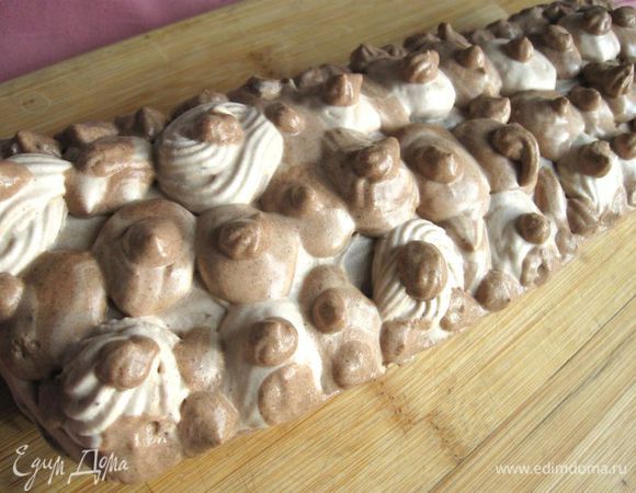 Разместить прямоугольники на нижней части и покрыть их через кондитерский шприц слоем взбитых сливок одного цвета и поставить в холодильник. Через 1 час  вынуть будущие пирожные и через кондитерский шприц выдавить еще порцию сливок другого цвета. Поставить в холодильник минимально на три часа, а лучше на ночь. 
