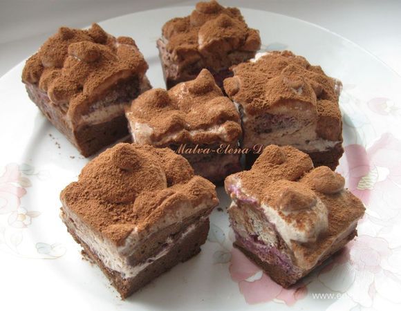 Затем вынуть из холодильника и нарезать сухим теплым ножом на прямоугольные пирожные. Сверху присыпать порошком какао.

Приятного аппетита!
