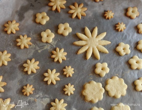 Вырезать разными формочками цветы. Печь при 200 градусах минут по 5-7.
