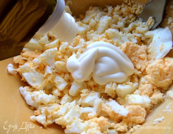 Готовим начинку: Яйца отвариваем, остужаем, разминаем вилкой, добавив для связки немного майонеза.