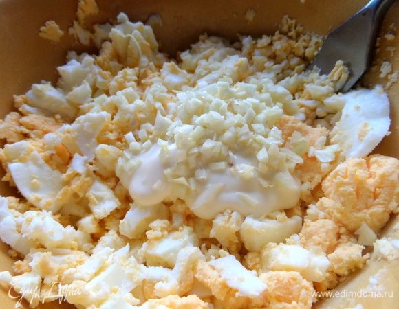 Добавим измельчённый чеснок.