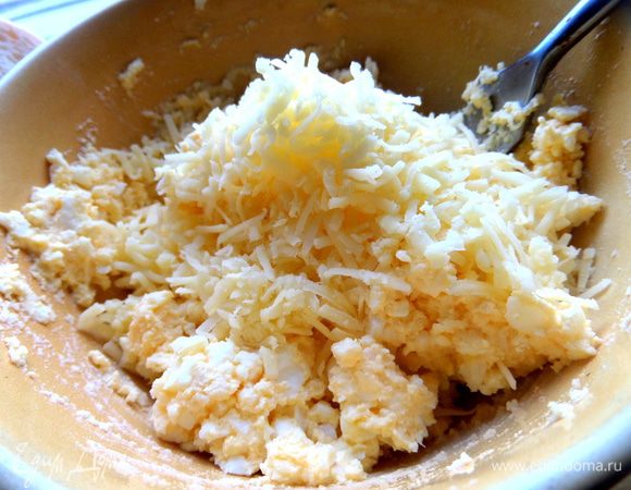 Мелко натёртый сыр...  Перемешиваем.