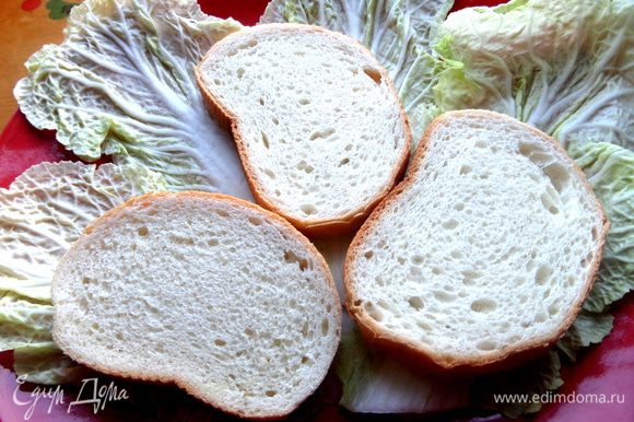 Хлеб укладываем на любые салатные листья.