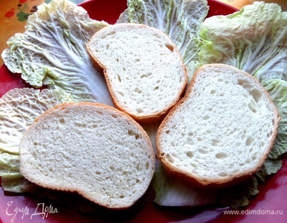 Хлеб укладываем на любые салатные листья.