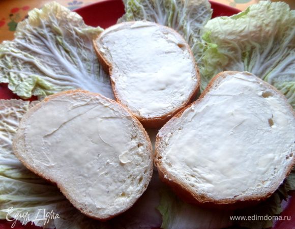 Смазываем тонко сливочным маслом, чтобы рыбка не соскочила))