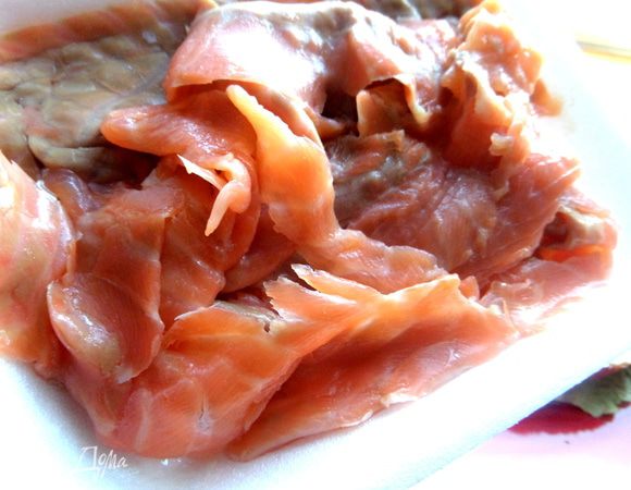 Выбираем из упаковки тонкие ломтики рыбки.