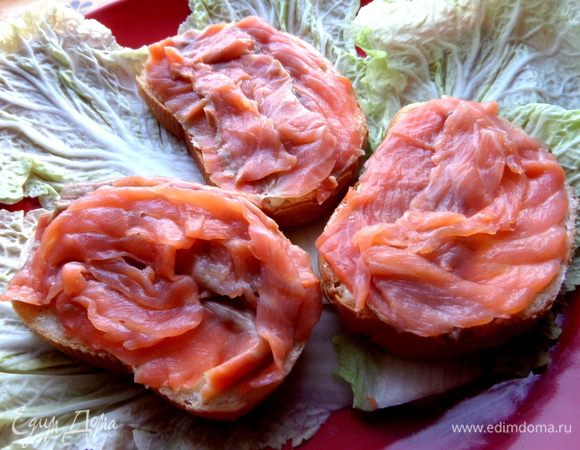 Накладываем на хлеб.