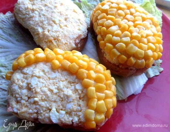 И вот самая тонкая работа: нанести кукурузу для верха!