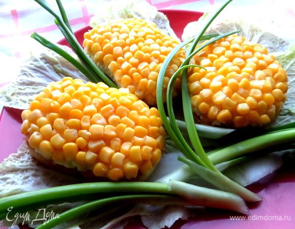 Выбираем пучки лука для оформления стебельков "мимоз".