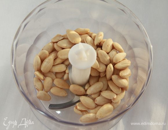 Для начала необходимо приготовить миндальную пасту. Миндаль очистить от шкурки (залить кипятком на полчаса), измельчить с помощью блендера.