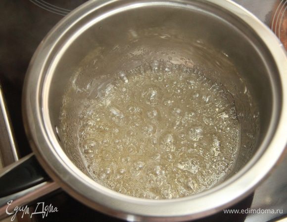 Помешивая, довести до кипения.