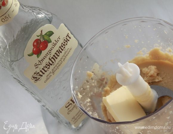 Добавить к смеси кирш (вишнёвая водка) и сливочное масло.