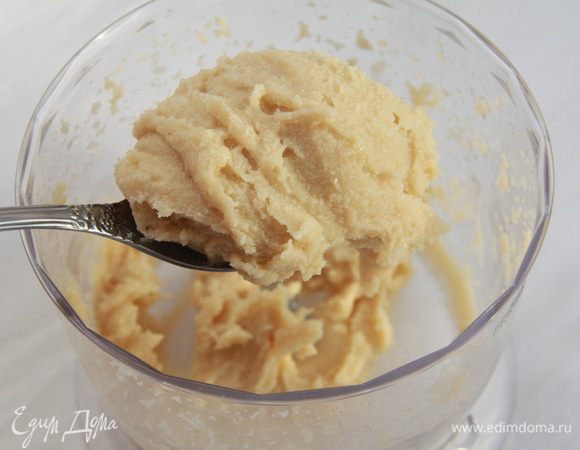 Смешивать до получения однородной массы, очищая стенки ёмкости. Готовую миндальную пасту использовать сразу или завернуть в плёнку и хранить в холодильнике не больше 2-х недель (в морозилке до 3-х месяцев). 